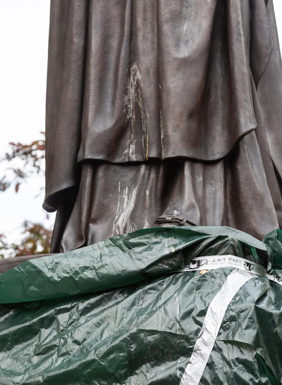 Egg on the statue (Lee McLean/SWNS)