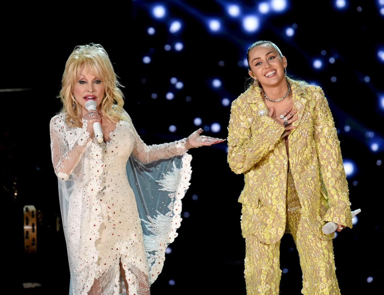 Dolly Parton et Miley Cyrus lors de la 61e édition des Grammy Awards à Los Angeles en février 2019. - Kevin Winter - AFP