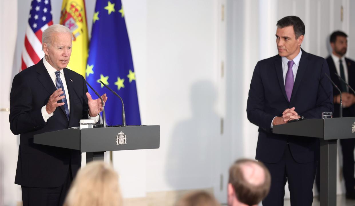 Los presidentes de Estados Unidos y España, Joe Biden y Pedro Sánchez, en el momento en el que anunciaron el nuevo acuerdo bilateral entre ambos países en materia de defensa. (Foto: Europa Press / E. Parra / POOL / Getty Images).