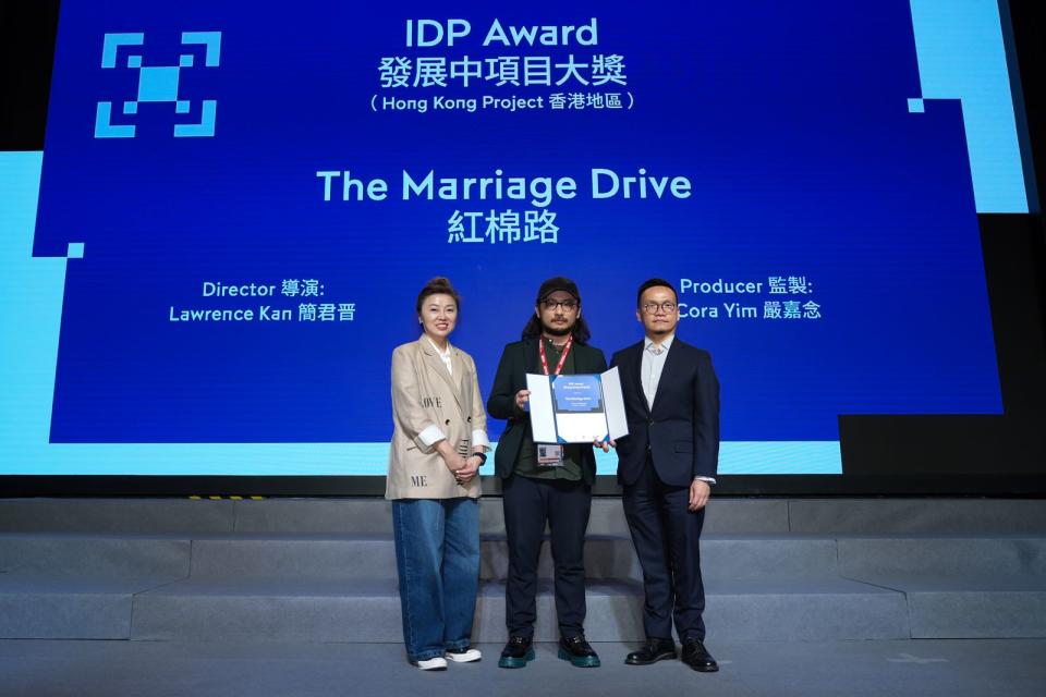 《白日之下》導演簡君晉（中）新企畫案《紅棉路》是發生在香港、橫跨十年的現代愛情故事，已獲2023年香港亞洲電影投資會的發展中項目（IDP）大獎。（什一影視提供）