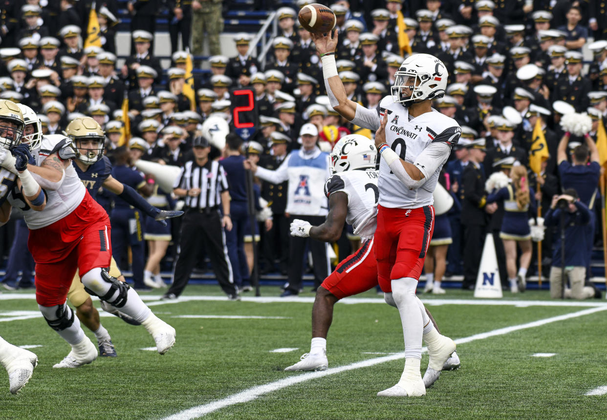 ANNAPOLIS, MD - OCTOBER 23:  Cincinnati Bearcats quarterback Desmond Ridder (9) throws a pass during the University of Cincinnati game versus the Navy on October 23, 2021 at Navy - Marine Corps Memorial Stadium in Annapolis, MD. (Photo by Mark Goldman/Icon Sportswire via Getty Images)