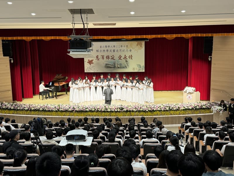 感念大體老師貢獻  北醫大舉辦追思會 台北醫學大學26日舉辦112學年度解剖教學英靈追思 紀念會，感念大體老師無私奉獻，合唱團也於會中感 恩獻唱。 中央社記者沈佩瑤攝  113年3月26日 