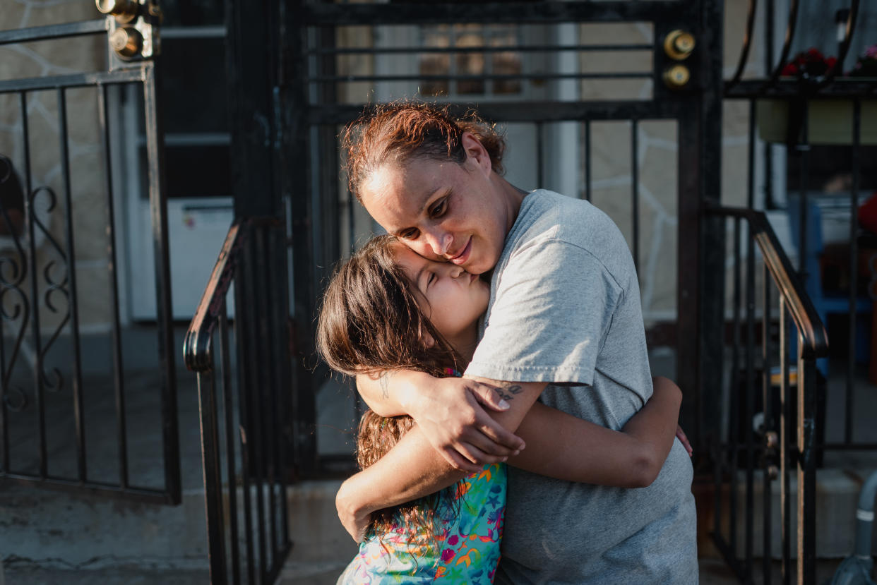 Sharim Anaya y su hija, Makaila, se abrazan frente a su casa en Camden, Nueva Jersey, el 9 de junio de 2020. (Hannah Yoon/The New York Times)
