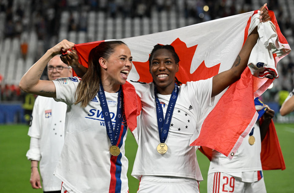 Campeonas, el Olympique Lyonnais' se coronó en la Champios League Femenil, las jugadoras Sara Bjork Gunnarsdottir y Kadeisha Buchanan festejan el triunfo. REUTERS/Alberto Lingria