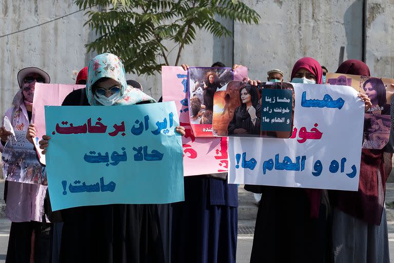 Mujeres afganas sostienen pancartas mientras participan en una protesta frente a la embajada iraní en Kabul el 29 de septiembre de 2022.