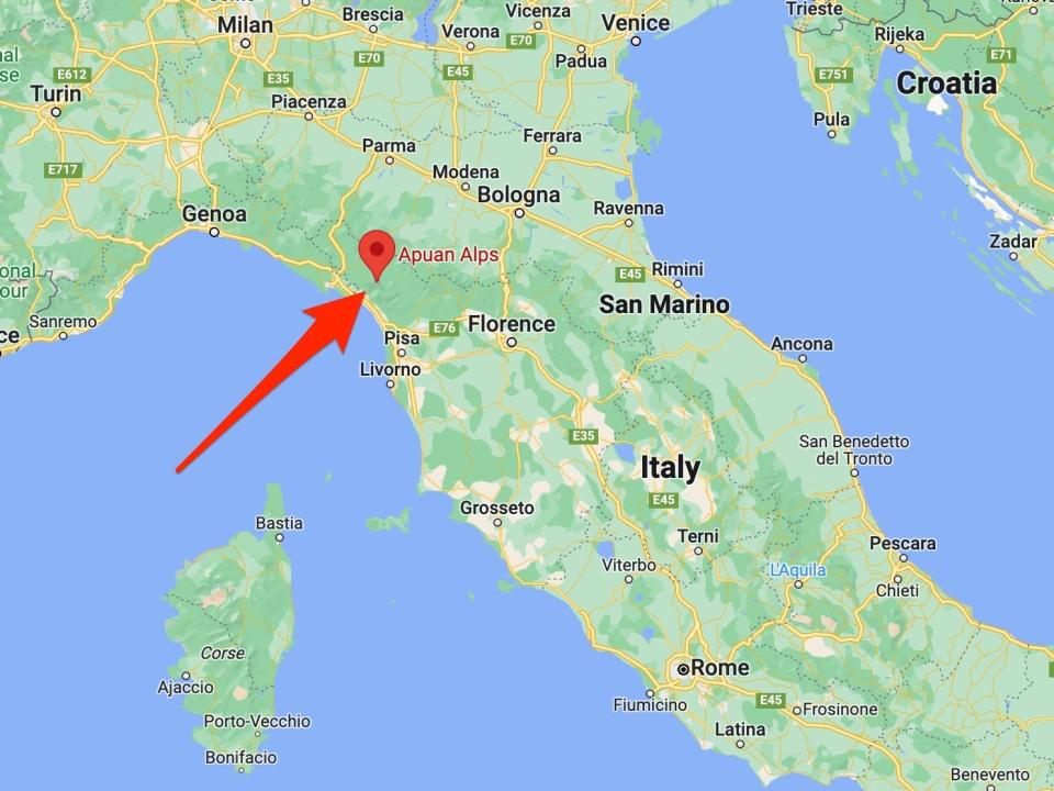 A map of Italy with a red arrow pointing to the Apuan Alps.