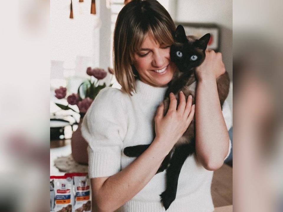 Isabell Horn mit Familienkatze Mia. (Bild: Privat)