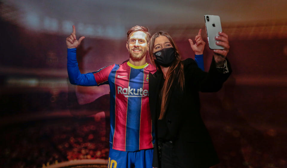 Una mujer se hace un selfie con la figura de Messi. (Foto: Miquel Benitez / Getty Images).