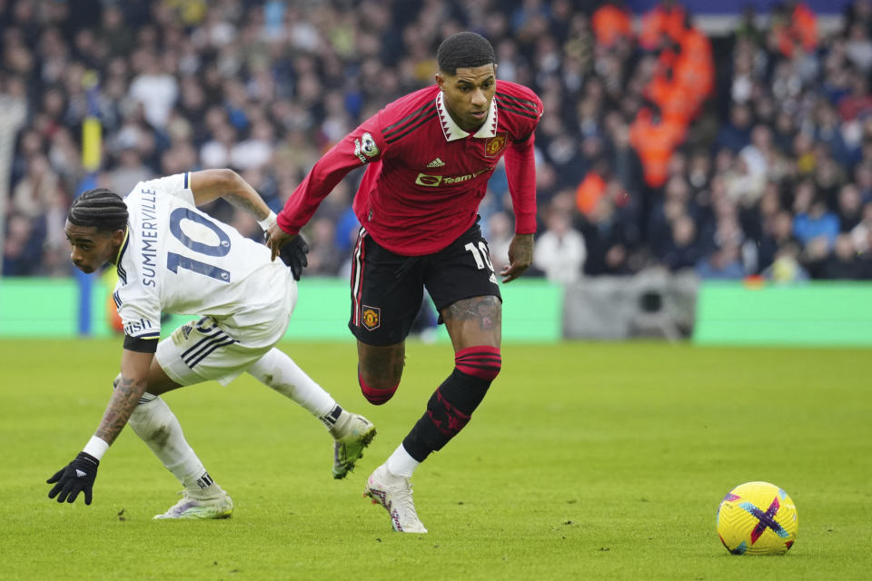 Marcus Rashford del Manchester United pelea por el balón con Crysencio Summerville del Leeds United en el encuentro de la Liga Premier el domingo 12 de febrero del 2023. (AP Foto/Jon Super)