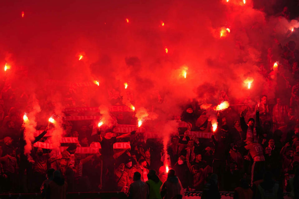 Die Union-Fans zünden zu Beginn der zweiten Halbzeit Pyrotechnik und tauchen den Gästeblock in Rot.