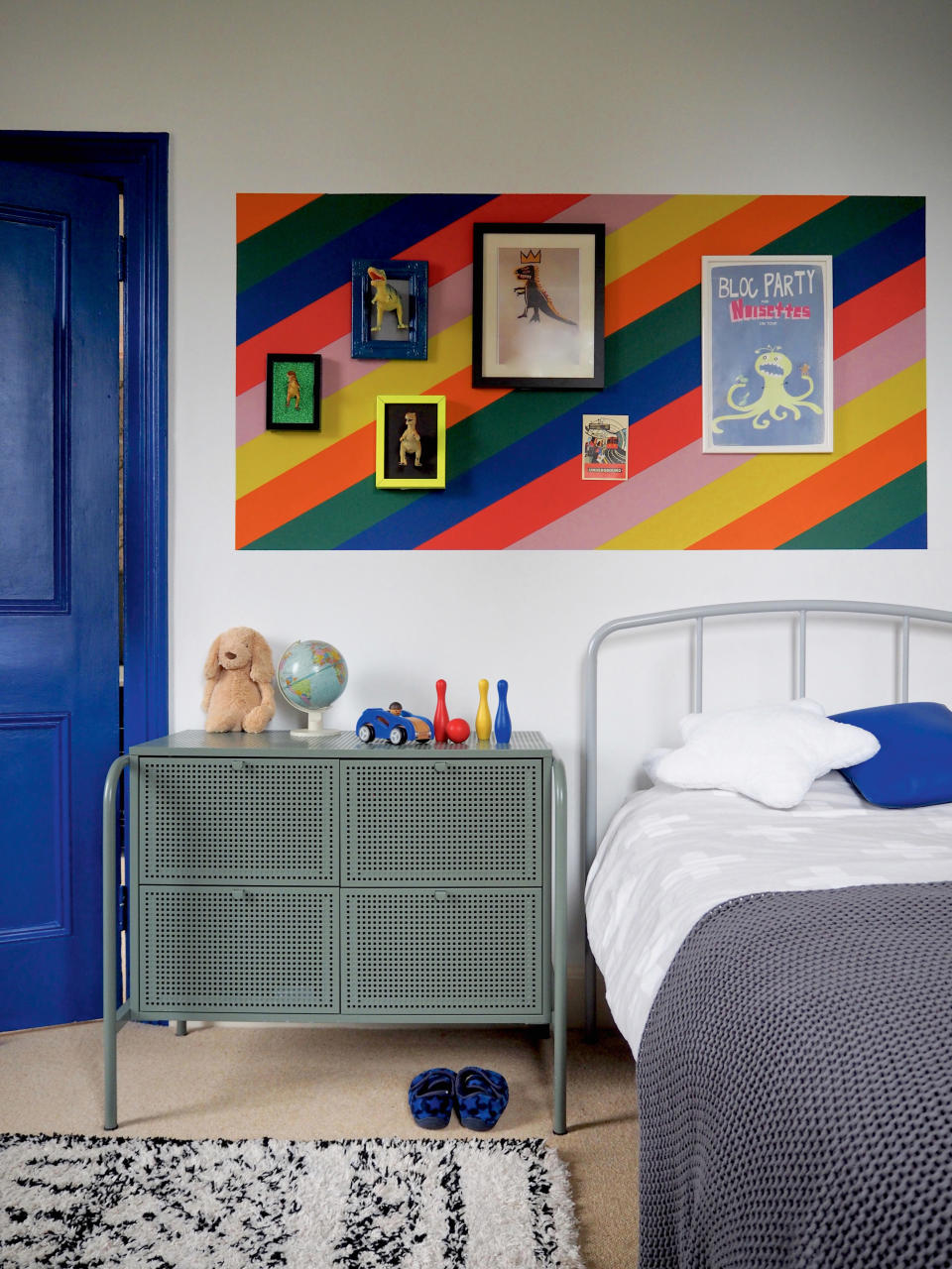 3. Play with stripes in a kid's room