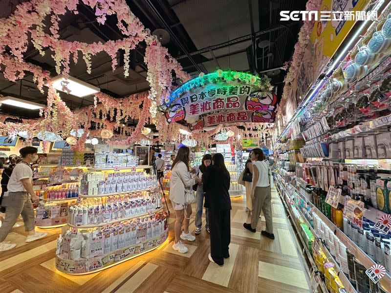 女孩最愛的「COSMEDONKI 日系美妝專區」首次登台進駐唐吉訶德南港店。（圖／記者劉沛妘攝影）