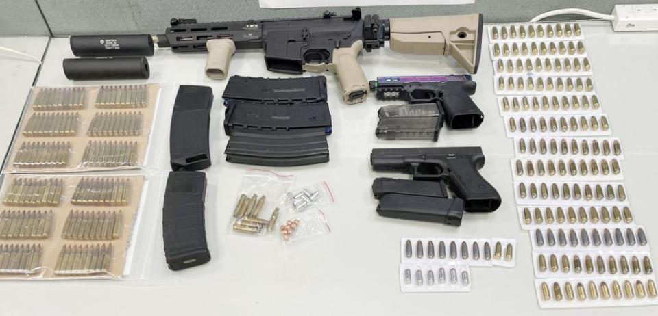 市警一分局員警在曾姓男子租屋處搜出長短槍三把及各式子彈。（民眾提供）