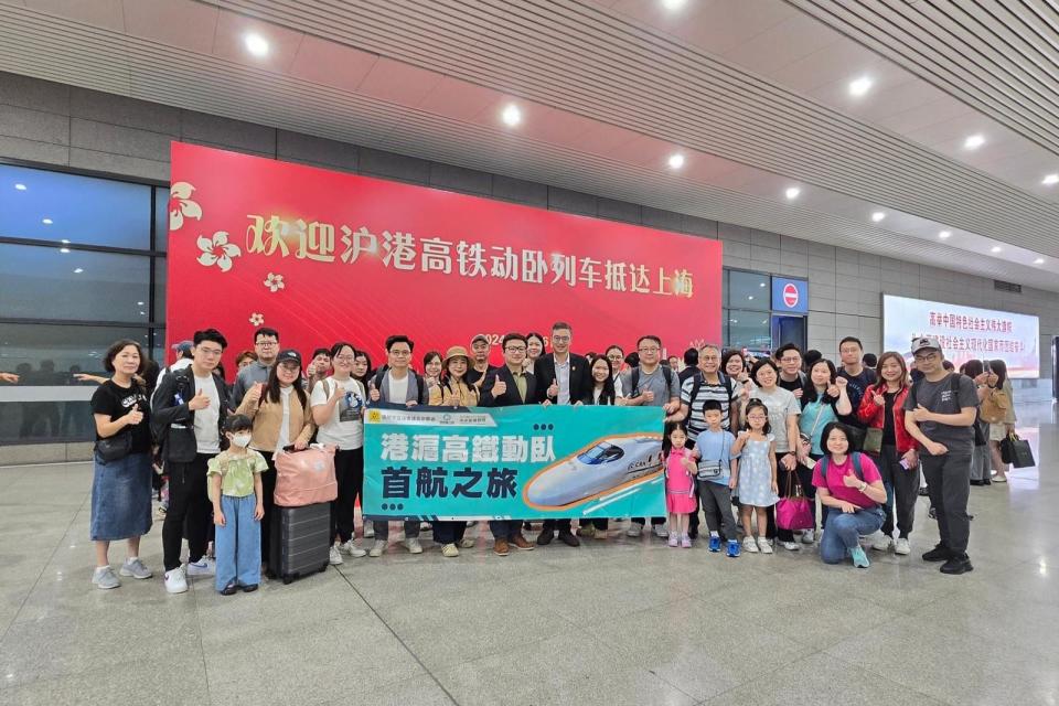 張欣宇率領50人一同乘搭往上海動臥列車首航班次。(張欣宇提供)