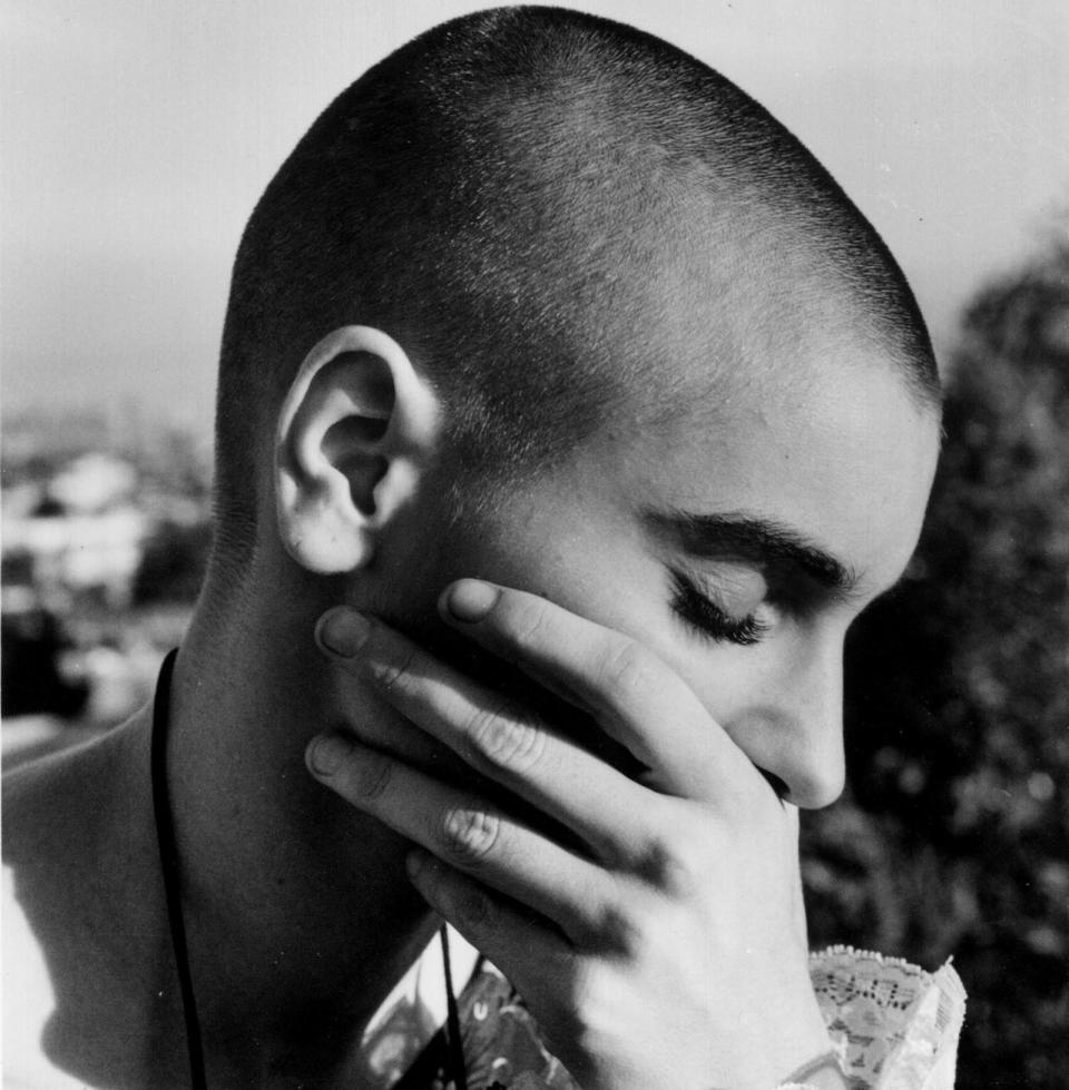 Sinead O'Connor wurde 1990 bekannt mit dem von Prince geschriebenen Hit "Nothing Compares 2 U". Für Aufsehen sorgten im Musikvideo nicht nur ihre Tränen, sondern auch ihr radikaler Haarschnitt. (Bild: John Russell/Getty Images)