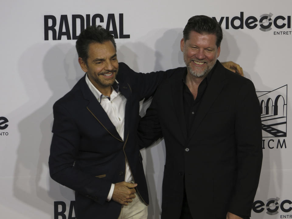 El actor mexicano Eugenio Derbez, izquierda, y el director estadounidense Christopher Zalla, posan en la alfombra roja de la película "Radical", en el Festival Internacional de Cine de Morelia en Morelia, México, el jueves 26 de octubre de 2023. (Foto AP/Berenice Bautista)