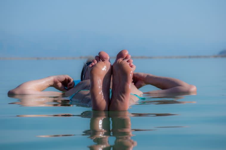 很多遊客漂浮在死海水面，悠閒的曬太陽，看起來愜意極了！（圖／翻攝自pixabay）