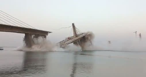 印度大橋疑似因劣質工程，導致二度崩塌。（翻攝自Twitter@nabilajamal_）