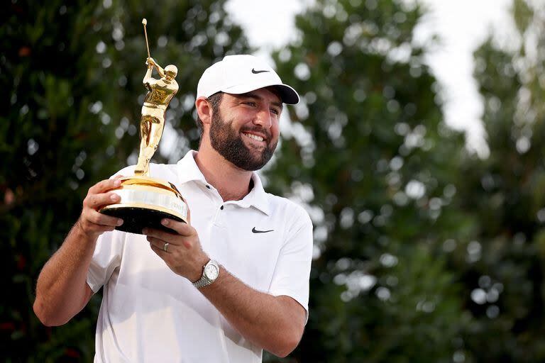 Scottie Scheffler con el trofeo de The Players; es el principal candidato a ganar el Masters de Augusta