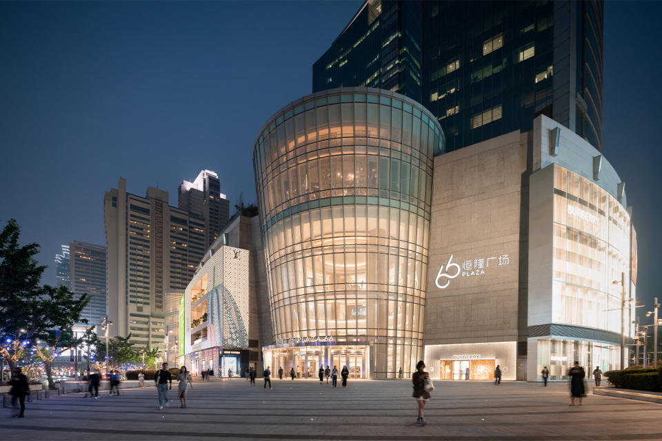 Plaza 66, Shanghai has built its unique position as the “HOME TO LUXURY”, accommodates more than 100 prestigious international luxury brands, bringing customers a more diverse offering in a highly refined shopping environment