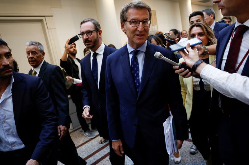 FOTO DE ARCHIVO. El líder de la oposición española del Partido Popular (PP), Alberto Núñez Feijóo, llega a una sesión en el Senado español en Madrid, España