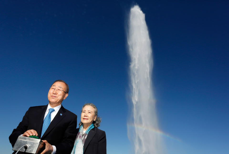 UN secretary-General Ban switches on the jet d’eau in Geneva