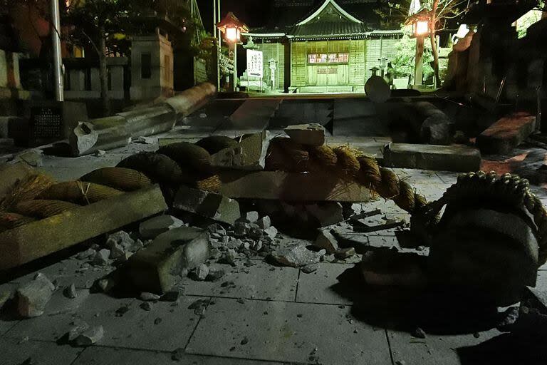 Se muestran escombros en los terrenos del Santuario Onohiyoshi en la ciudad de Kanazawa, prefectura de Ishikawa, a última hora del 1 de enero de 2024, después de que fuera dañado por un gran terremoto que azotó la región de Noto en la prefectura de Ishikawa