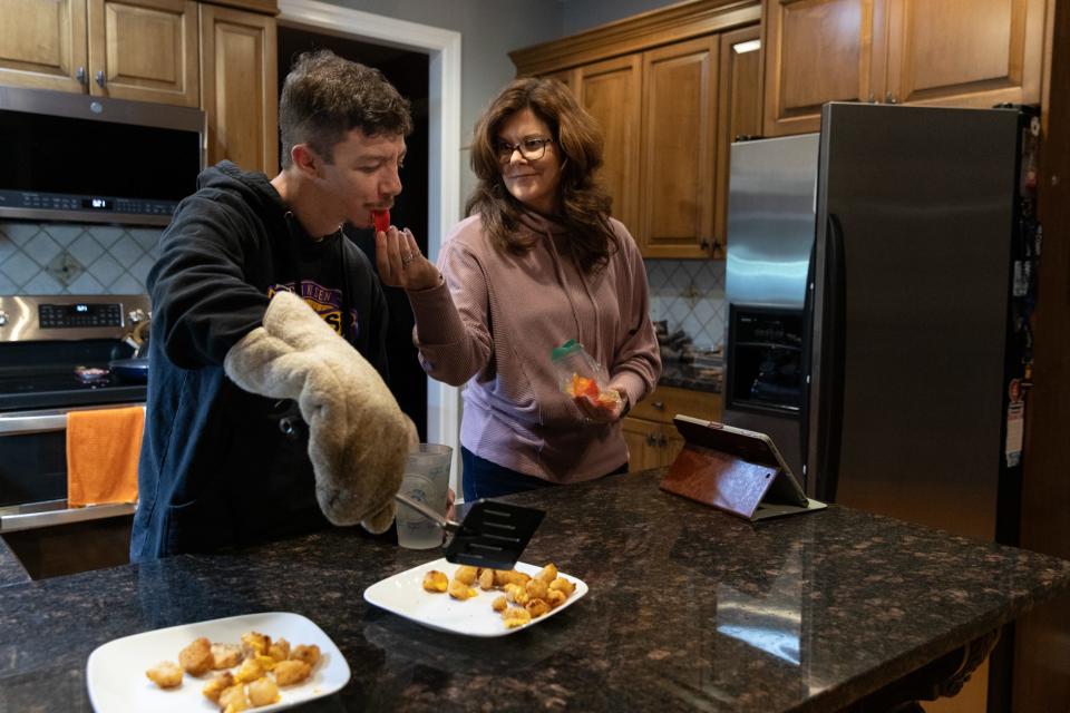 Terri and Tobi make dinner together.