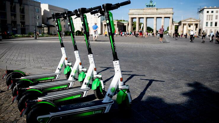 E-Tretroller der US-amerikanischen Firma stehen vor dem Brandenburger Tor zum Verleih. Foto: dpa