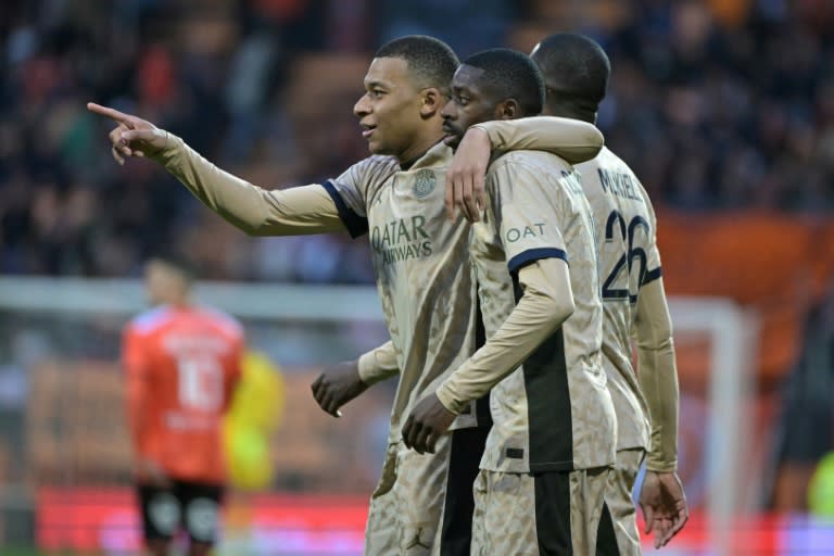 Les attaquants du PSG Kylian Mbappé (g) et Ousmane Dembélé, auteurs d'un doublé chacun contre Lorient (victoire 4-1), le 24 avril 2024 à Lorient (DAMIEN MEYER)
