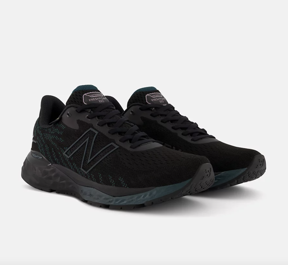 New Balance Men's Fresh Foam 880v11 GTX Shoes, black running shoes (Photo via New Balance)