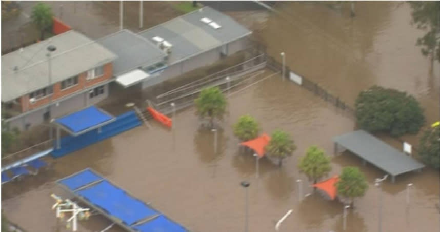 澳洲雪梨5日晚上遭受暴雨強襲引發山洪，截至7日上午，已有1400處住宅和3600多人收到緊急疏散警告。（圖／X）