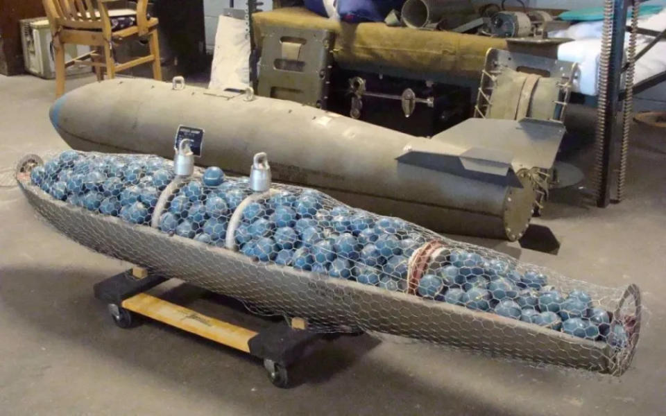 「集束炸彈」就是一枚主彈藥爆炸以後會釋放出很多小型的炸彈。   圖：翻攝自騰訊網