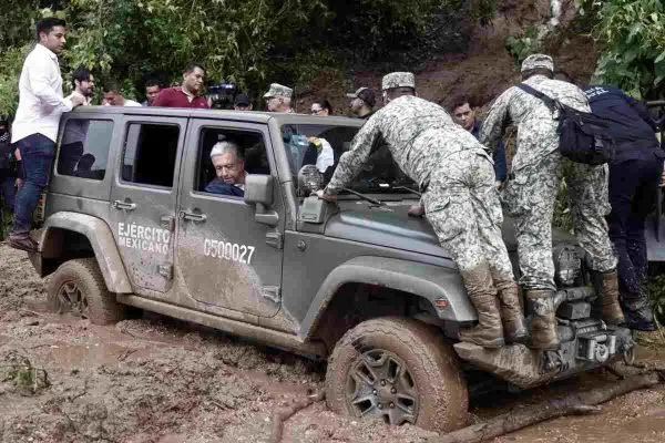 Militares intentan empujar el vehículo donde está AMLO.