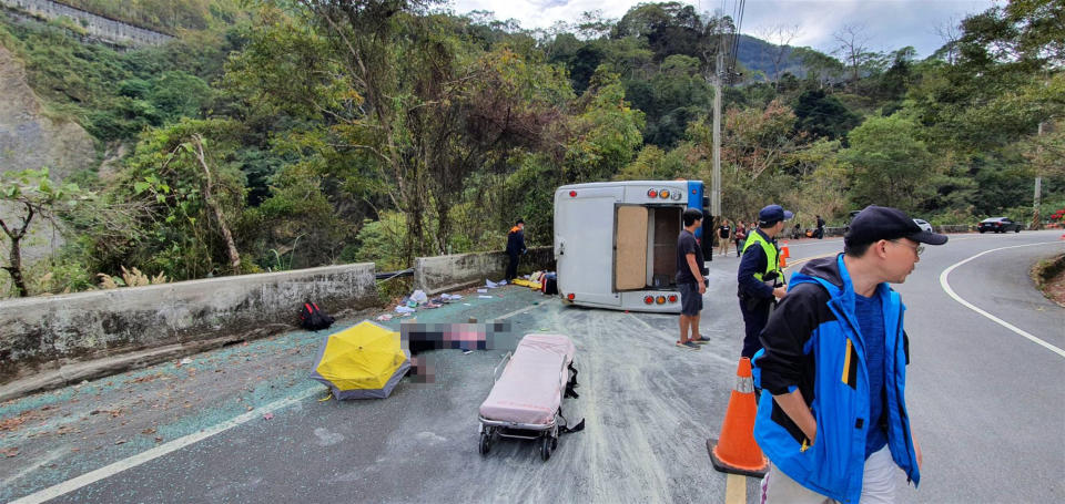 一輛中型巴士30日中午行經奧萬大聯外道路時，在一處彎道處失控翻覆，滑至對向車道，有受傷乘客躺在路面，初步已知1人呈OHCA（到院前心肺功能停止）狀態，另20人輕重傷，已緊急送醫。（民眾提供）