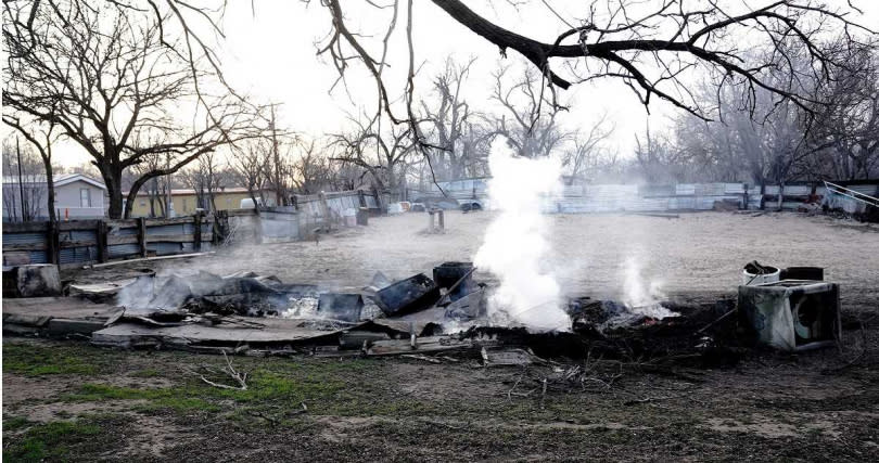 德州野火目前還在持續延燒，圖為一處空地上堆積的物品被引燃後持續冒煙。（圖／達志／路透社）