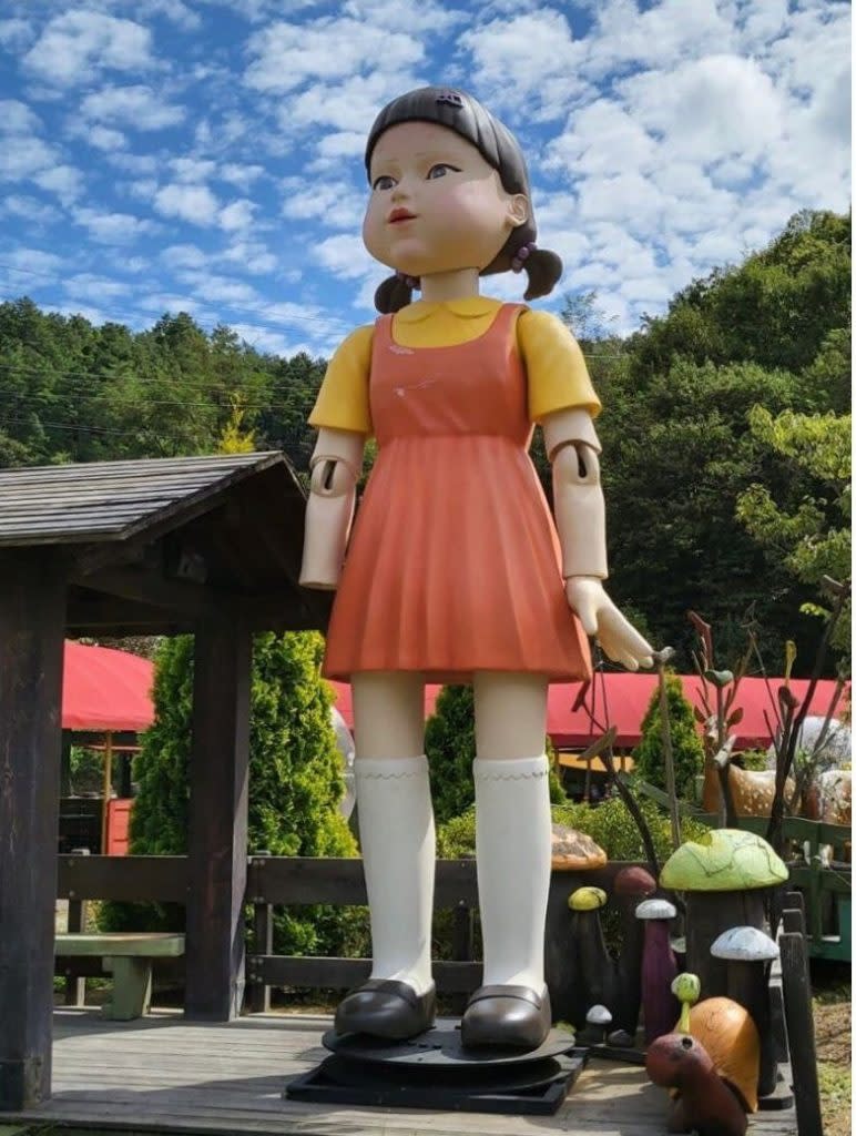 木頭人娃娃被擺放在南韓忠清北道鎮川郡一間馬車博物館外。（圖／翻攝自theqoo.net）
