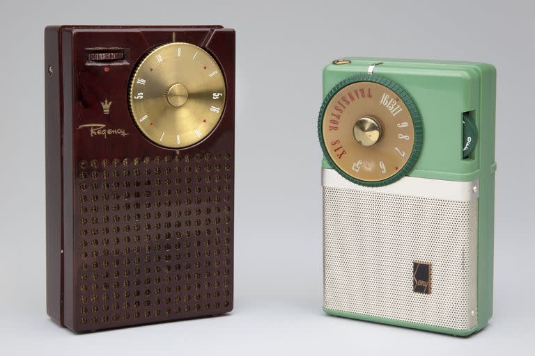 Una Regency TR-1 (1954) y una Sony TR-63 (1957), dos de las primeras radios a transistores, que sorprendían por lo diminuto de su tamaño; la de Sony entraba en el bolsillo de una camisa