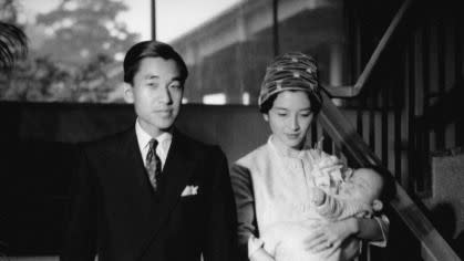 japanese crown prince naruhito with parents prince akihito and princess michiko in 1960