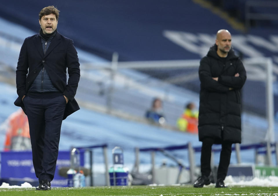 El técnico del PSG Mauricio Pochettino (izquierda) y su colega del Manchester City Pep Guardiola durante la semifinal de la Liga de Campeones, el martes 4 de mayo de 2021, en Manchester. (AP Foto/Dave Thompson)