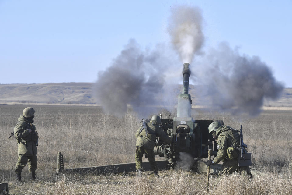 Russian servicemen fire a 2A18 D-30 howitzer toward Ukrainian positions (RIA Novosti / Sputnik via AP file )