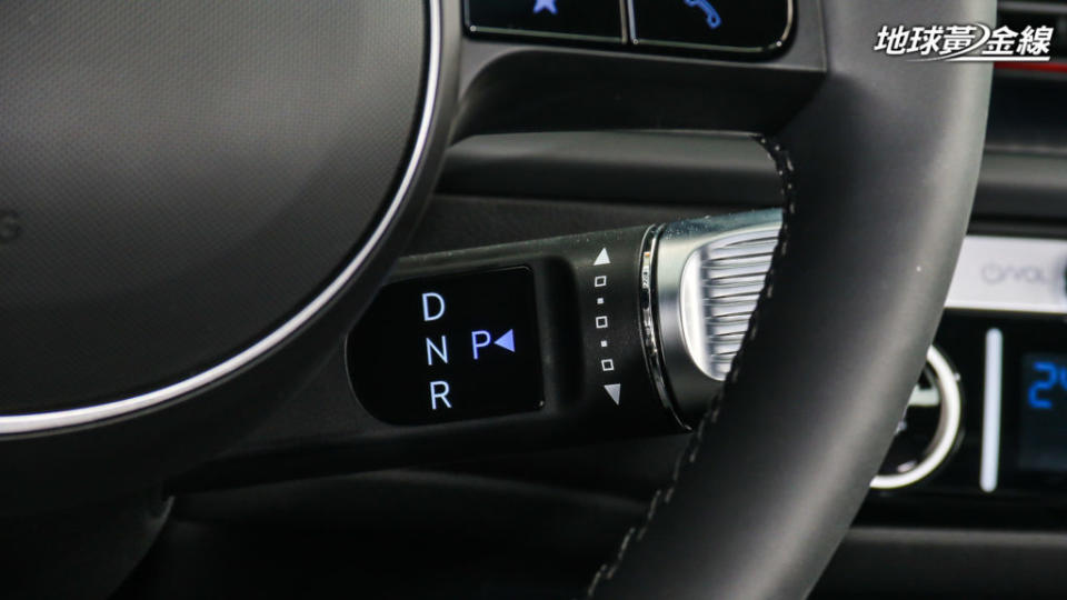Hyundai為Ioniq家族電動車配置方向盤機柱式的檔位控制介面。(攝影/ 陳奕宏)