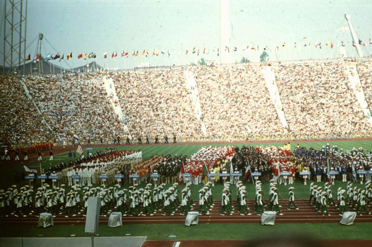 Ceremonia en los Juegos Olímpicos de Múnich el 26 de agosto de 1972. <a href="https://en.wikipedia.org/wiki/File:Olimpiai_Stadion,_az_olimpia_megnyit%C3%B3%C3%BCnneps%C3%A9ge._Fortepan_73767.jpg" rel="nofollow noopener" target="_blank" data-ylk="slk:FORTEPAN/Romák Éva/Wikimedia Commons;elm:context_link;itc:0;sec:content-canvas" class="link ">FORTEPAN/Romák Éva/Wikimedia Commons</a>, <a href="http://creativecommons.org/licenses/by-sa/4.0/" rel="nofollow noopener" target="_blank" data-ylk="slk:CC BY-SA;elm:context_link;itc:0;sec:content-canvas" class="link ">CC BY-SA</a>