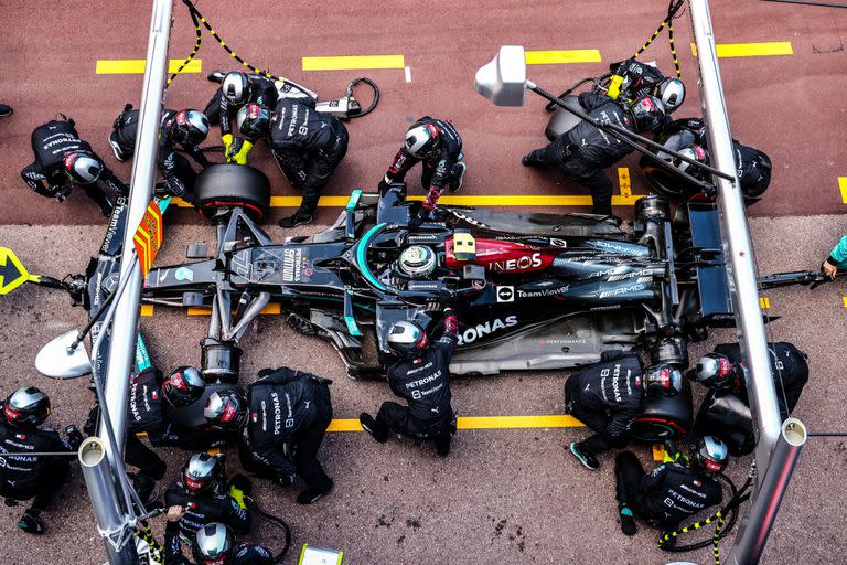 El momento crítico para Valtteri Bottas en el Gran Premio de Mónaco: el atascamiento de la tuerca impidió quitar el neumático delantero derecho y la acción derivó en el abandono del piloto finlandés