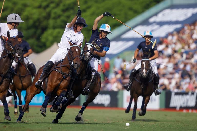 Adolfo Cambiaso se pecha con Alejo Taranco, cerca de Diego Cavanagh y Poroto Cambiaso; La Dolfina vs. Cría La Dolfina, por el Abierto de Palermo, expuso la magnitud de la organización de Cañuelas.