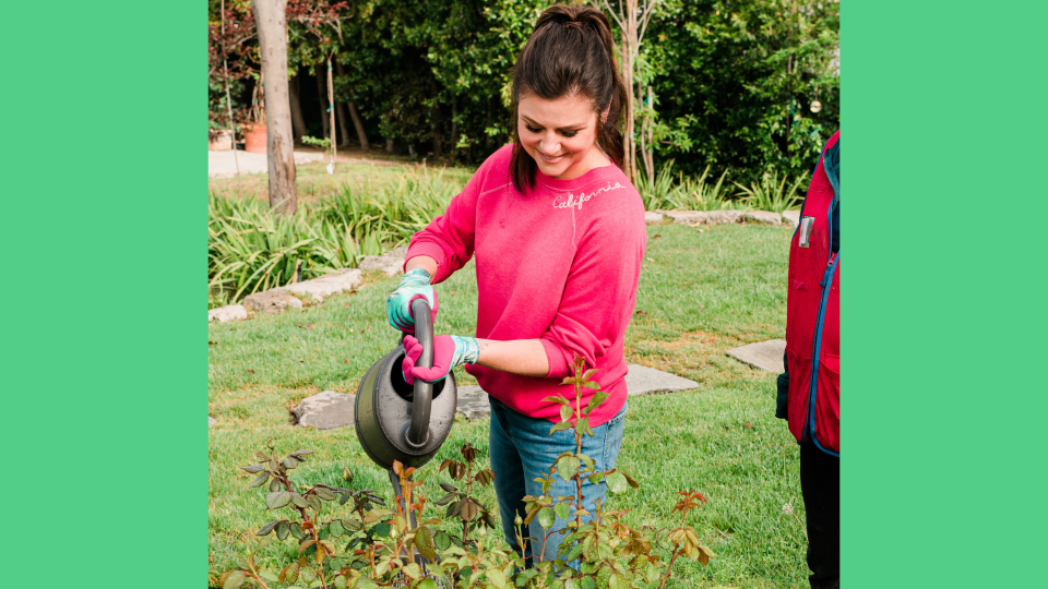 Tiffani Thiessen waters her plants with the Bloem Watering Can.