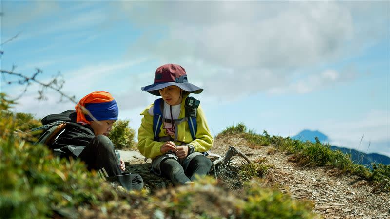 《登山總動員》節目中可以看到孩子與團隊之間的互信關係。（圖／MyVideo、富邦文教基金會提供）