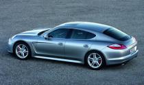 5.<br> <b>Porsche Panamera Turbo</b><br> Prima anual: $2,738<br> El primer Porsche "familiar" de 4 puertas, el Panamera es uno de los modelos más populares de la empresa alemana. La versión Turbo es la más cara con un precio base de $136,000. Cuenta con un motor de 4.8 L que genera 493 caballos de fuerza. <br>(Foto: Porsche)