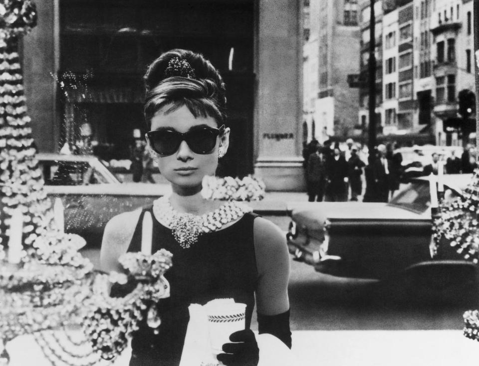 Vorbild für Millionen modebewusster Frauen, Göttin für Millionen beschützenswilliger Männer: Audrey Hepburn war auf dem Höhepunkt ihrer Karriere in "Frühstück bei Tiffany" 32 - und spielte das in New York gestrandete Landei Holly Golightly mit der einer 18-Jährigen gebührenden liebenswürdigen Naivität. (Bild: Paramount)