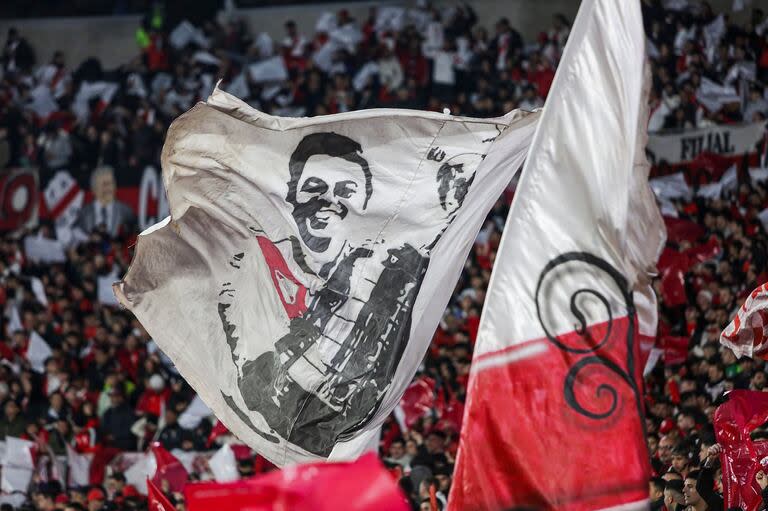 Escena del partido que disputan River Plate y Huracán.